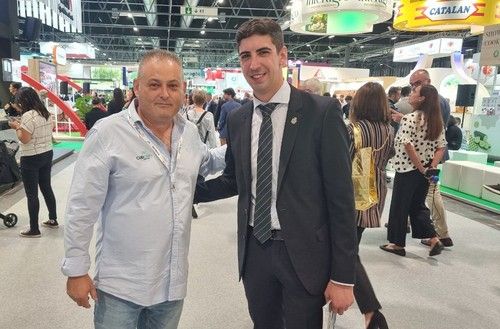 José Antonio Fernández Ibarra, técnico comercial para la zona de Poniente y coordinador de CapGen, junto al concejal de Agricultura de El Ejido, Manuel Martínez.