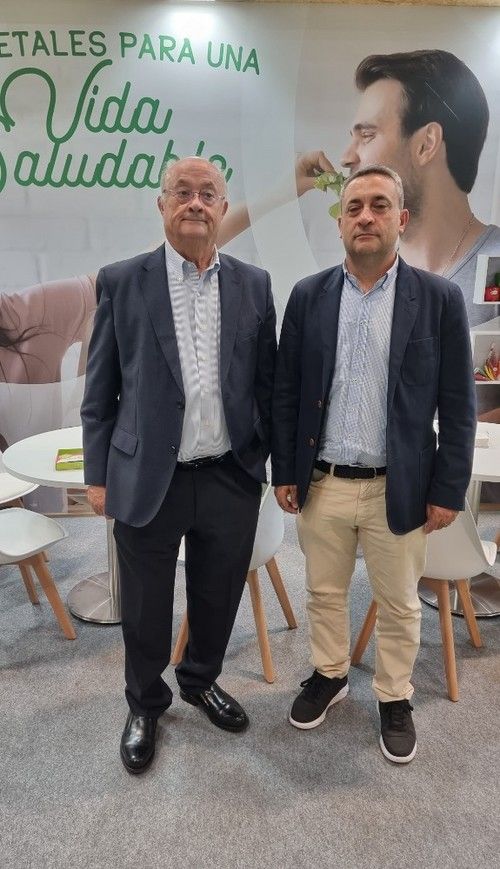 Juan Antonio Díaz Planelles, fundador de Agroiris, con Javier Díaz, director general de la empresa, que cuenta con un expositor en el hall 9.