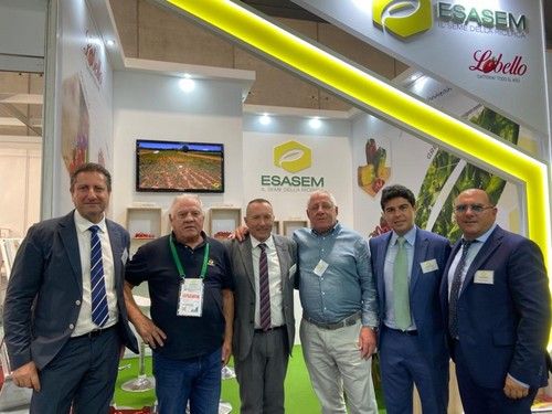 Albert Alcón (centro), junto a sus compañeros de la casa de semillas italiana Esasem.
