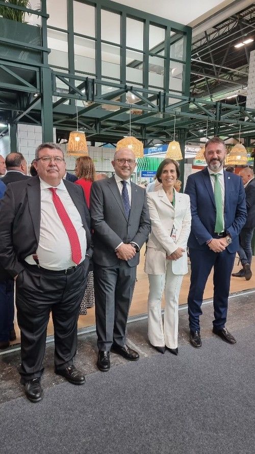 José Antonio Gutiérrez, director de FHSPAIN con distintos responsables de la Consejería de Agricultura: Manuel Gómez Galera, Margarita Cobos y Daniel Quesada.