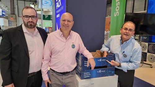 Vicente Fernández, asistente de director comercial; Antonio López, director comercial; Miguel Hernández, gerente general de la planta de Almería de Smurfit Kappa.