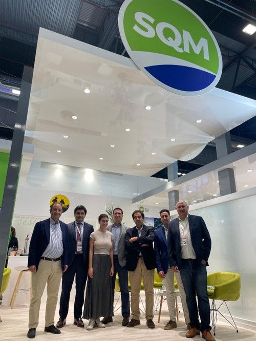 Equipo de SQM desplazado hasta la feria.