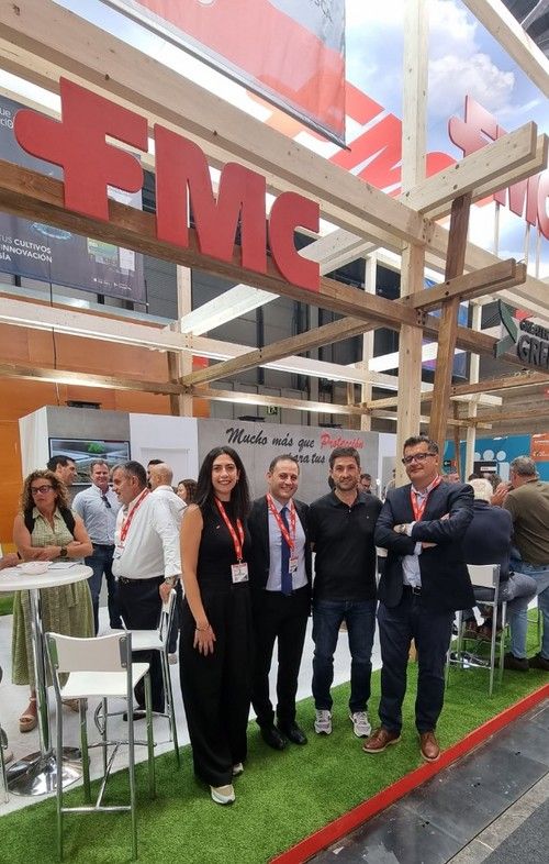 Parte del equipo de FMC y el gerente de Agrupa-inver.