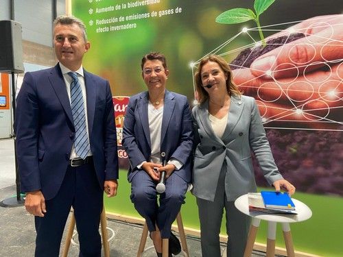 Alejandro Monzón, presidente dd Anecoop, Mari Carmen Morales, directora de calidad y sostenibilidad de Anecoop, y Rosa Valenzuela, directora de proyectos de kiwa R+D+i.