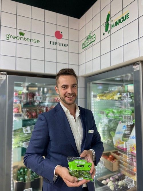 Juan José García, comercial de Rijk Zwaan, posando con el pepino baby Freshkia.