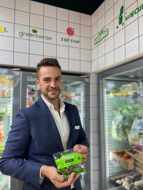 Juanjo García, comercial de Rijk Zwaan, posando con el pepino baby Freshkia
