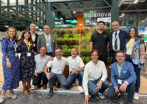 Parte del amplio equipo de la casa de semillas durante el último día de feria