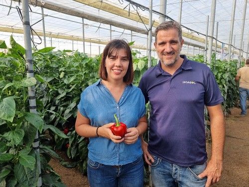 Lidia Martín, de Syngenta, con uno de los asistentes.