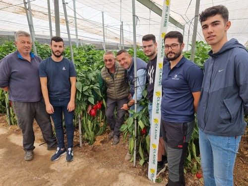 Raimundo García, de HM.CLAUSE, con un grupo de agricultores viendo Serket.