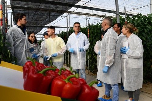 Javier Achón, de la obtentora, con un grupo de asistentes a las jornadas.