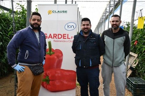 Algunos de los agricultores que han querido conocer esta innovación de HM.CLAUSE