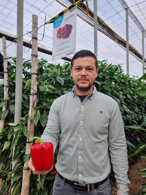 José Vázquez con un fruto de Arconte