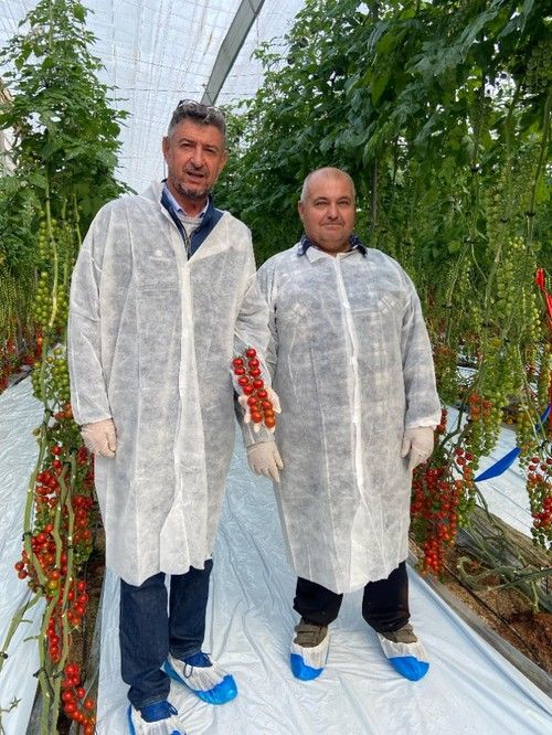 Patrocinio Torrente, de RZ, junto a un agricultor amigo
