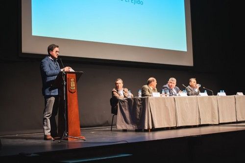 Francisco Góngora, alcalde de El Ejido, ofreció unas palabras relacionadas con la publicación y con el sector agrario