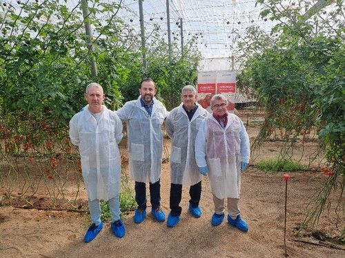 Parte del equipo de HM.CLAUSE que atendió durante las jornadas, con uno de los agricultores asistentes.