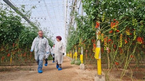 Andrés Pérez, de HM.CLAUSE, asistiendo a agricultores