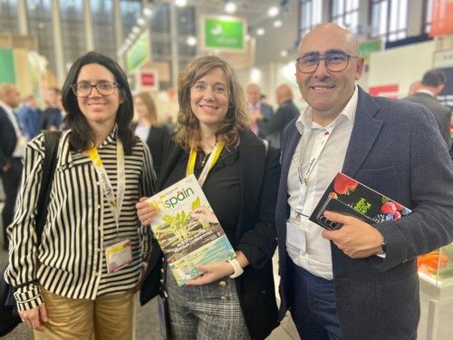 Isabel Santorromán (centro), con otros dos compañeros de Agrobío