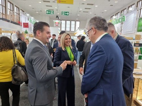 La concejala roquetera, Rocío Sánchez, conversa con miembros del sector