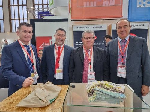 Presidente y gerente de Vicasol con miembros de la Junta Rectora de la cooperativa