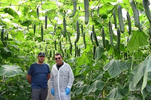 Juan Fernández, propietario de la finca, junto a su hermano