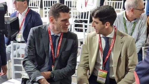 Ronan de Hercé, director general de Syngenta España, charlando con Manuel Martínez, concejal de Agricultura de El Ejido.