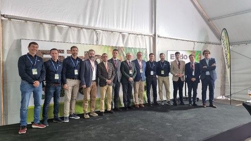 Parte del equipo de Syngenta con algunos de los representantes de las administraciones políticas que apoyaron a la multinacional en esta jornada.