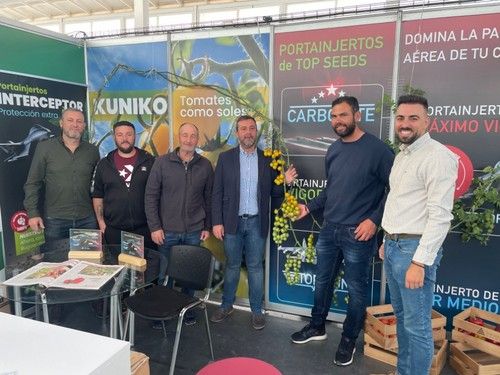 A la derecha, Manuel Cara, comercial de Top Seeds Ibérica, junto a clientes