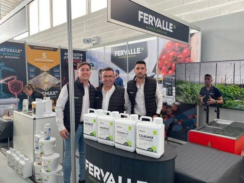 En el centro, Antonio Vilarta, técnico agrónomo de Fervalle, junto a sus compañeros