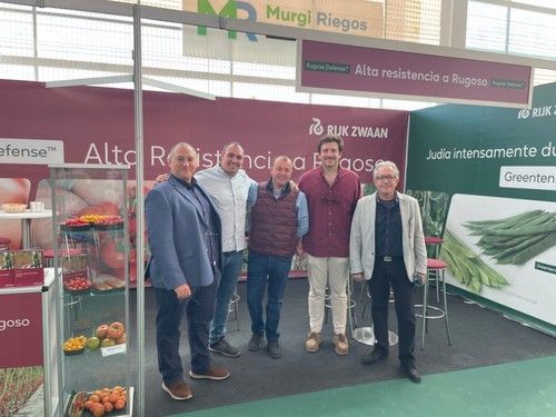 De izquierda a derecha, Juan Ramón, especialista de marketing de Rijk Zwaan Ibérica, Armando Pérez, especialista de cultivo de pepino, Paco Pino, comercial, Leandro Jiménez, comercial y Javier Piñero, Ceo de Eventual