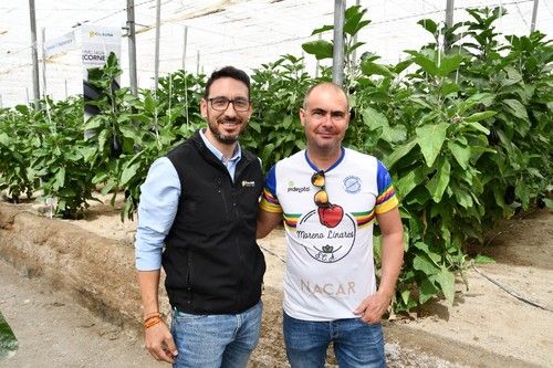 David González, delegado comercial de HMCLAUSE, con uno de los agricultores asistentes.