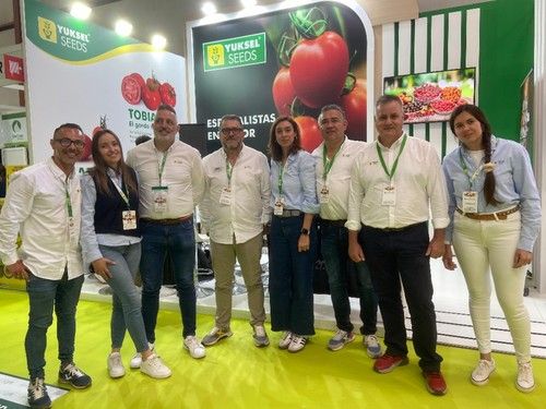La casa de semillas Yuksel Seeds no ha faltado a su cita con Expolevante, y su equipo está atendiendo a los visitantes de la feria desde primera hora.