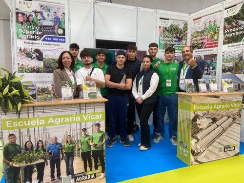 Alumnos y profesores de la Escuela Agraria de Vícar.