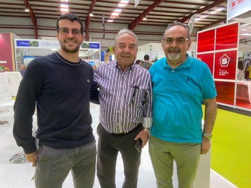 Emilio Martínez (centro), fundador de Almafrut, junto a compañeros.