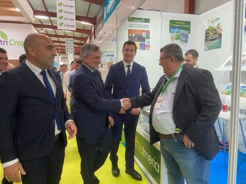 Ángel Escobar, vicepresidente de Diputación de Almería, saludando al director de Fhalmeria.