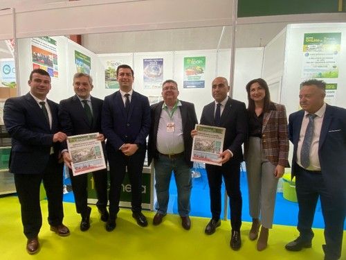 La comitiva que ha inaugurado la feria, con el alcalde de Níjar a la cabeza, hizo una parada en el stand de Fhalmeria para conversar con su director, José Antonio Gutiérrez.