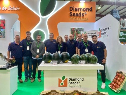 El amplio equipo de Diamond Seeds posó en su stand para Fhalmeria.