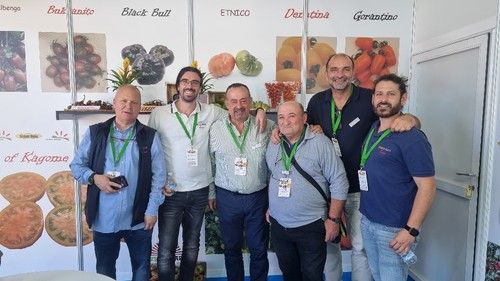 Akira Seeds atiende a clientes y amigos en el pabellón 2