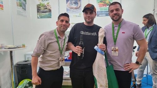 Javier Cortés y Carlos Gutiérrez, de FHALMERÍA, entregan su premio a Javier Fernández Baños, ganador de la línea del bingo tradicional de cada Expolevante