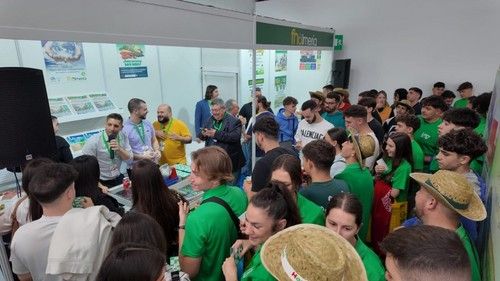Momento del bingo en el stand de fhalmería