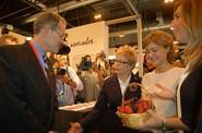 Freshuelva obsequió a la ministra con una cesta de sus productos.