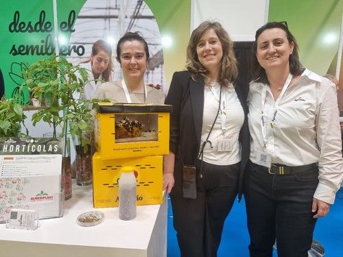 Pilar e Isabel Santorromán con María del Mar Rodríguez, de Agrobío
