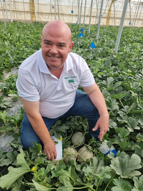 Miguel Ángel Fernández posa con la novedad CLV213053.