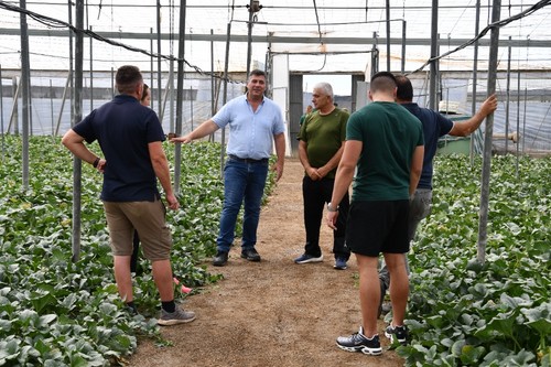 Ginés Gómez, de Semillas Fitó, atendiendo a productores