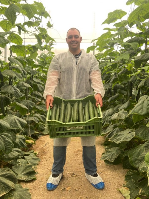 Armando Pérez, especialista de cultivo de pepino de Rijk Zwaan posando con Maritimo RZ