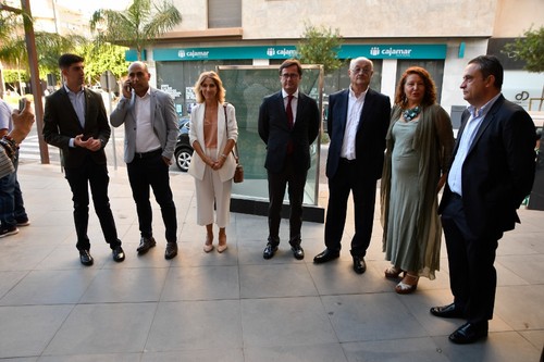 Autoridades políticas con dirigentes de Agoriris antes de comenzar el acto