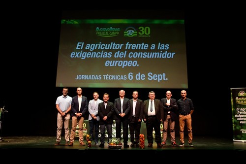 Ponentes y responsables de Agroiris posando al término del acto.