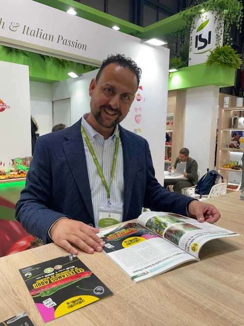 Germán García, comercial de Isi Sementi, leyendo su artículo de la edición de FHSPAIN.
