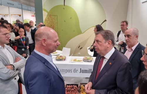 El ministro Luis Planas hace parada en el expositor de Campos de Jumilla.
