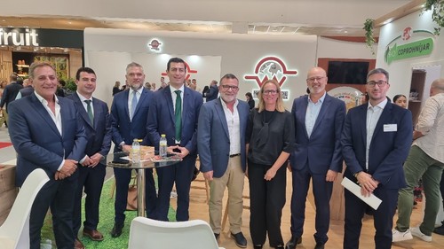 Alcalde y concejal de Agricultura de Níjar visitan el expositor de Coprohníjar