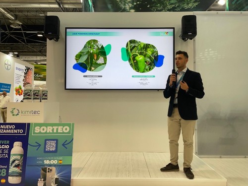 Adrián Ramírez Santos, de Kimitec, mostrando las características y efectos de CaDriver durante la presentación del producto en su stand.